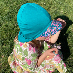 Sommerkappe smaragd mit Blumen limited edition, Merinowolle & Seide (bio/GOTS)