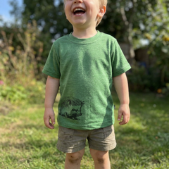 T-Shirt waldgrün mit Igel, Merinowolle & Seide (bio/GOTS)