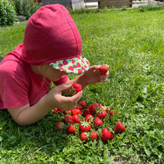 Sommerkappe himbeere mit Erdbeeren limited edition, Merinowolle & Seide (bio/GOTS)