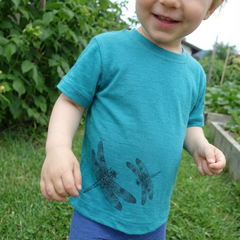 T-Shirt smaragd mit Libelle, Merinowolle & Seide (bio/GOTS)