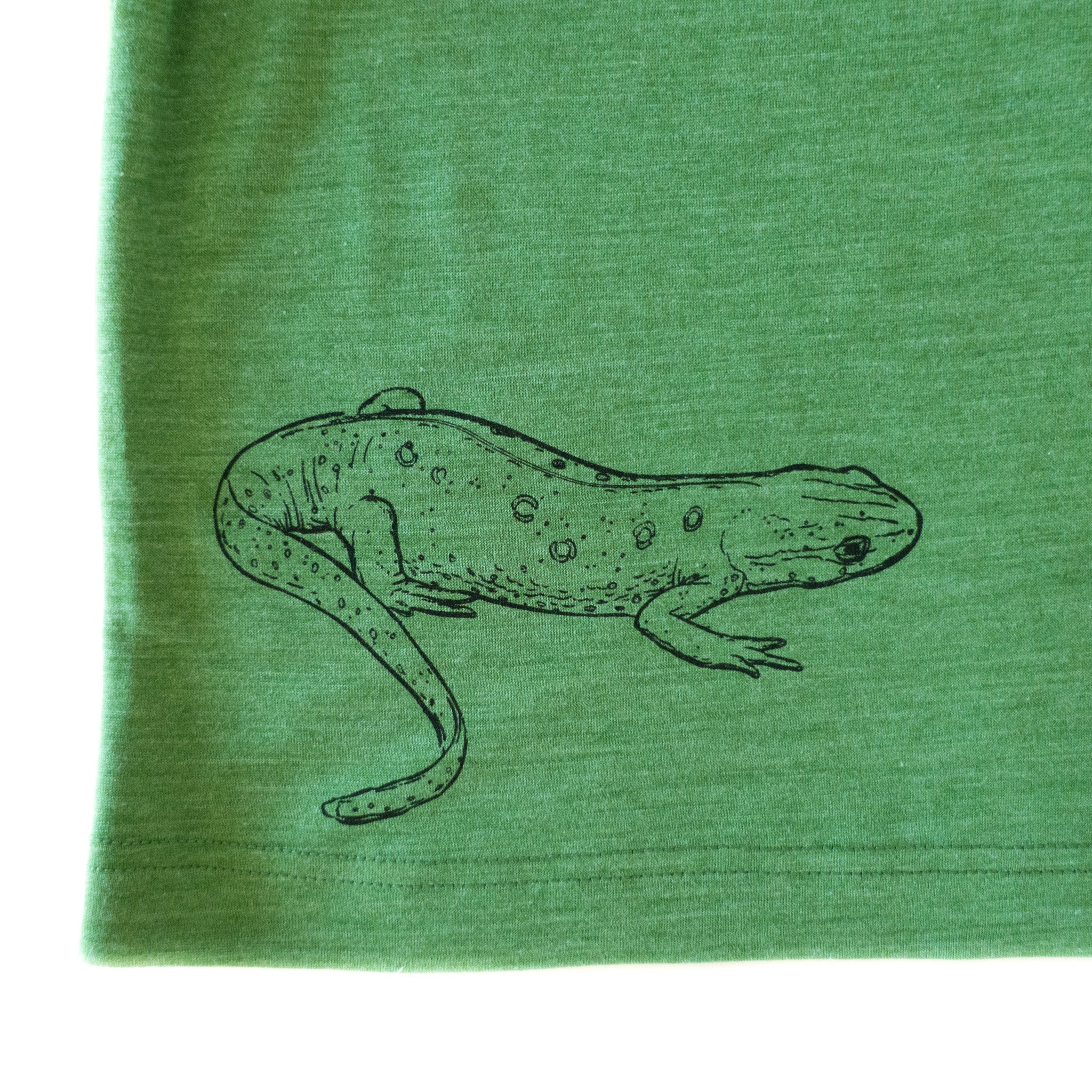 T-Shirt waldgrün mit Salamander, Merinowolle & Seide (bio/GOTS) - Glückskind - T-Shirt - 86-92