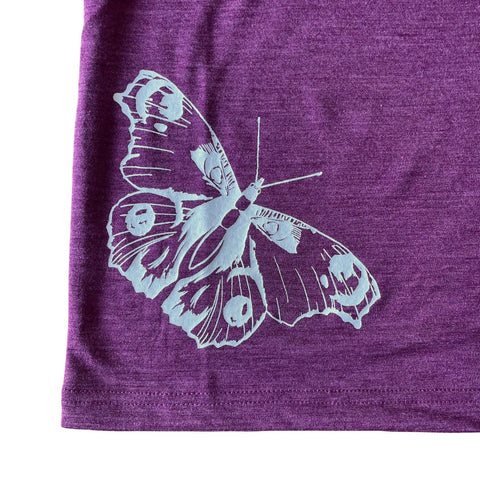 T-Shirt zwetschke mit Schmetterling, Merinowolle & Seide (bio/GOTS) - Glückskind - T-Shirt - 86-92
